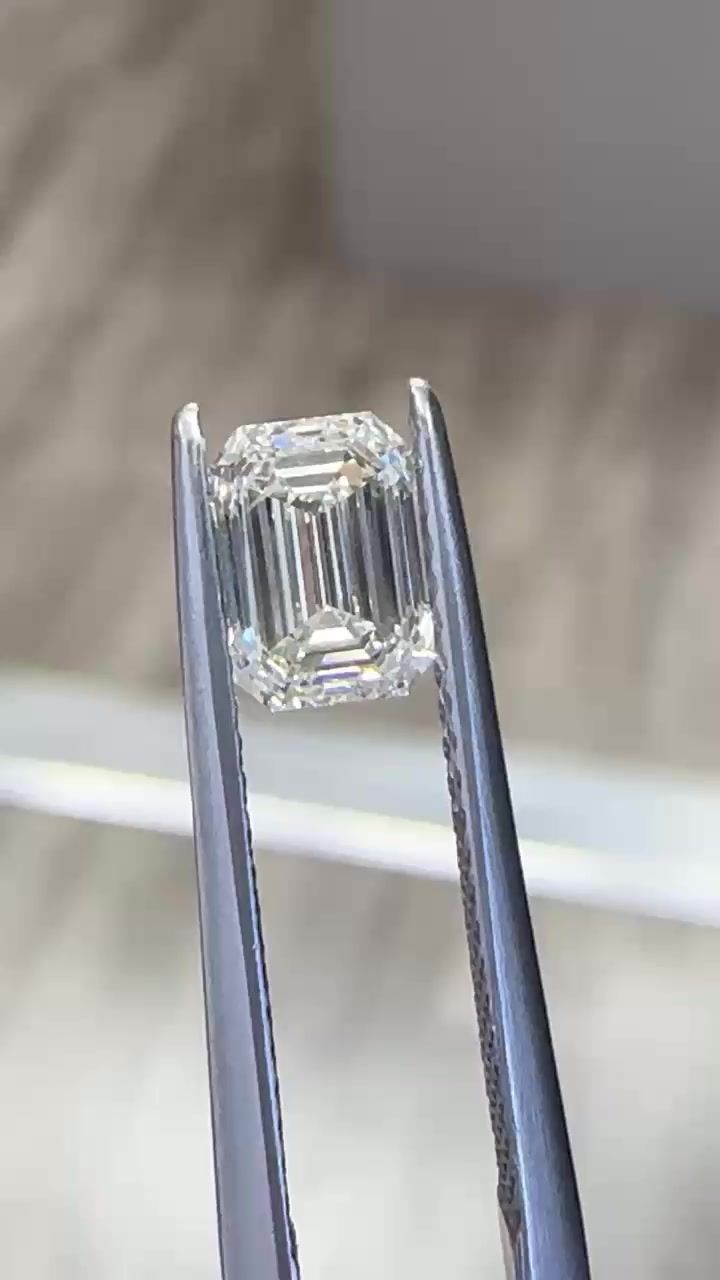 0.90ct Emerald diamond