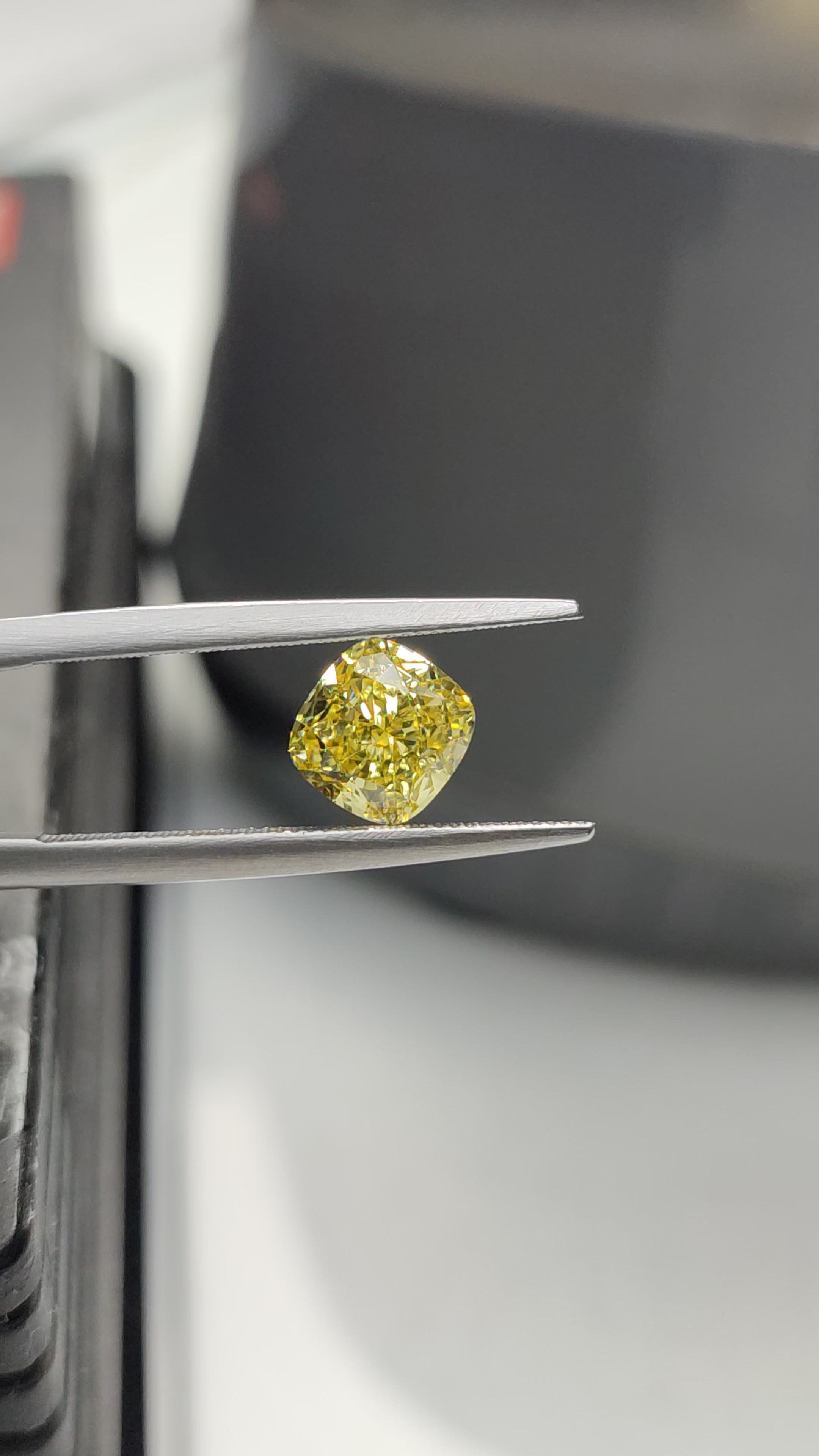 1.58 ct Cushion Brilliant diamond