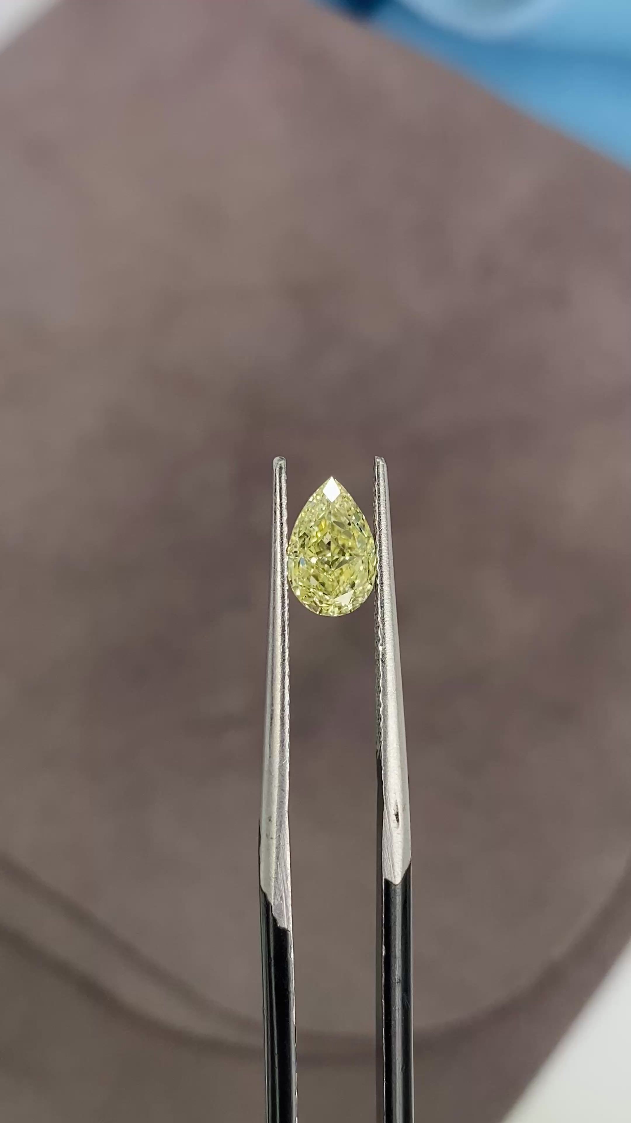 Diament 1.02 ct Fancy Light Yellow/VS1