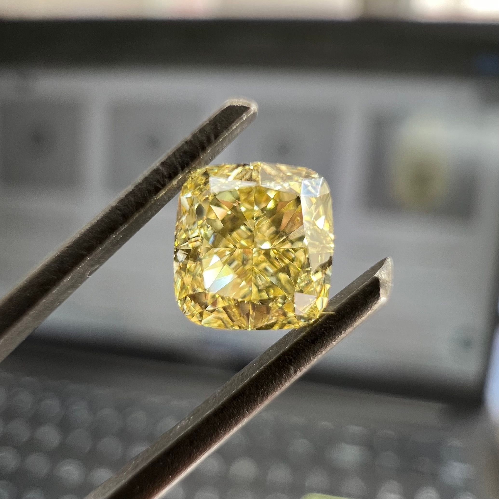 Diament 0.6 ct Fancy Yellow/VVS2