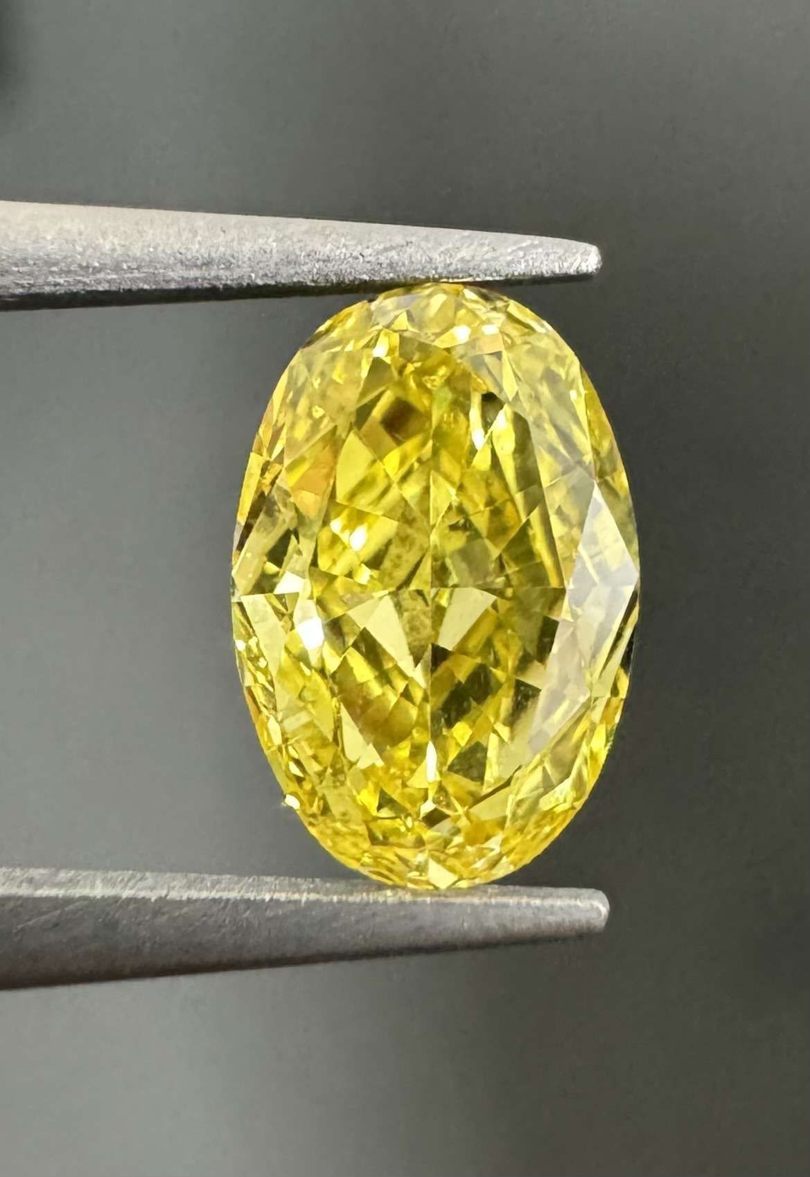Diament 0.47 ct Fancy Vivid Yellow/VS2
