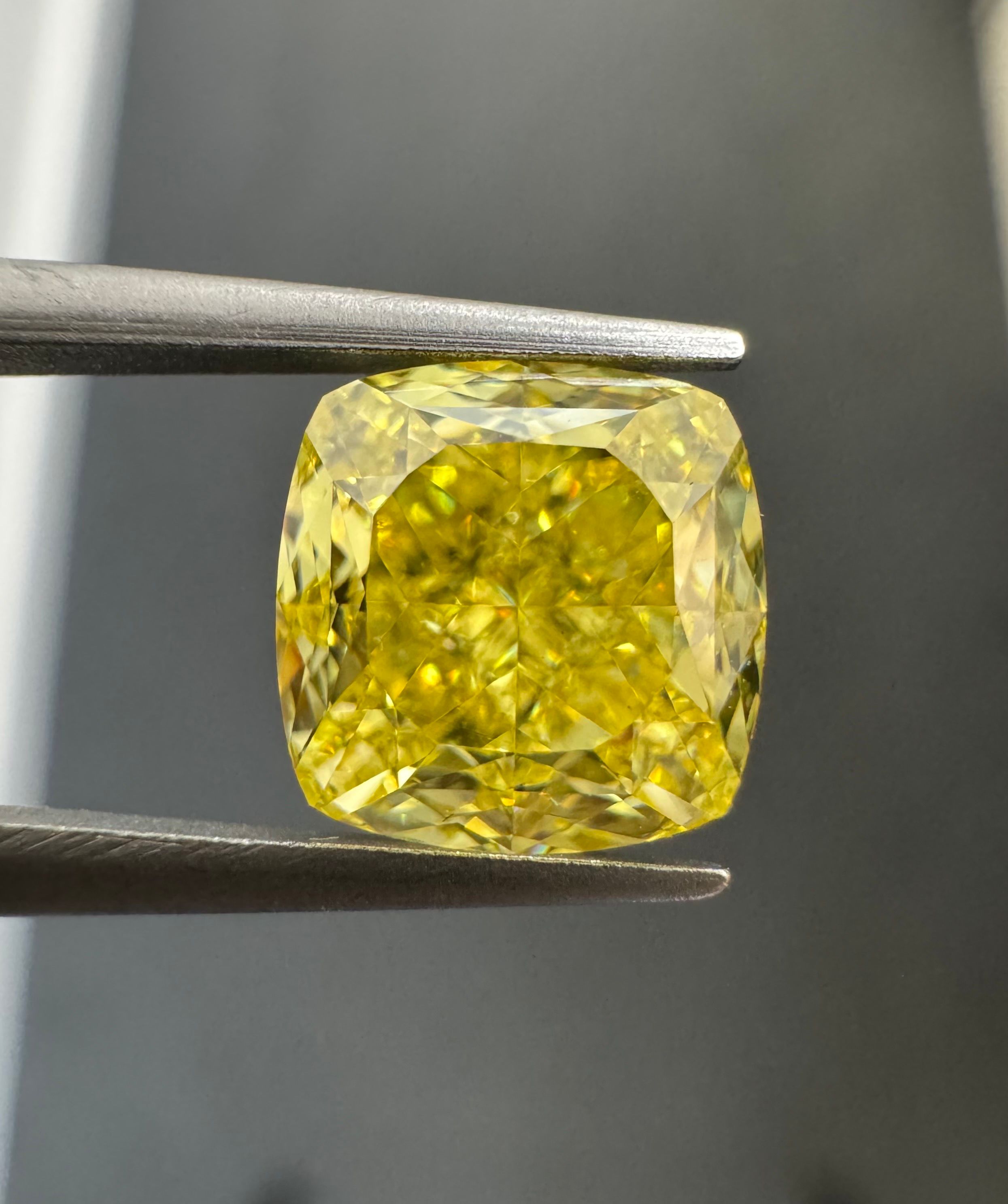 2.36 ct Cushion Brilliant diamond