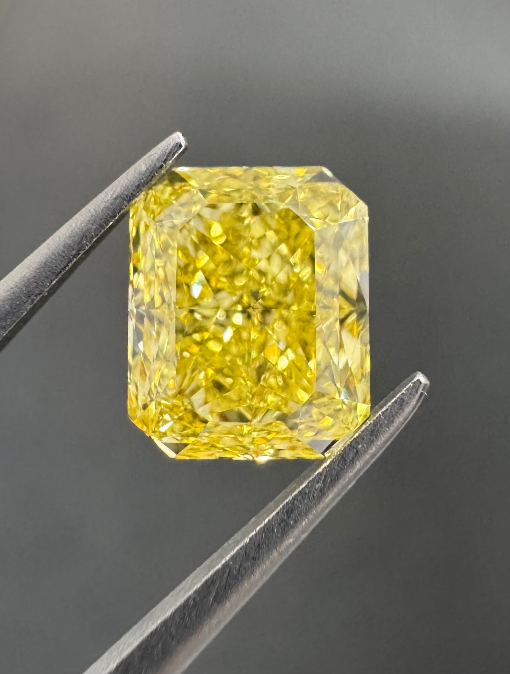 2.01 ct Radiant diamond