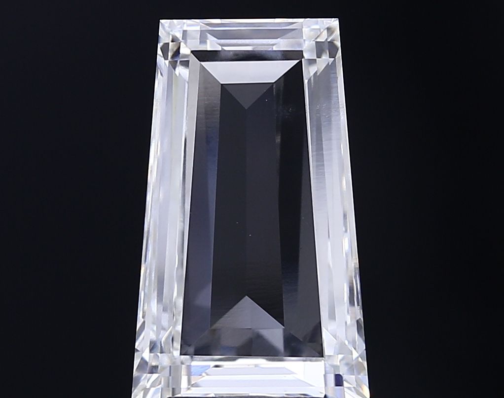 5.04 ct lab-grown Tapered baguette Diamond