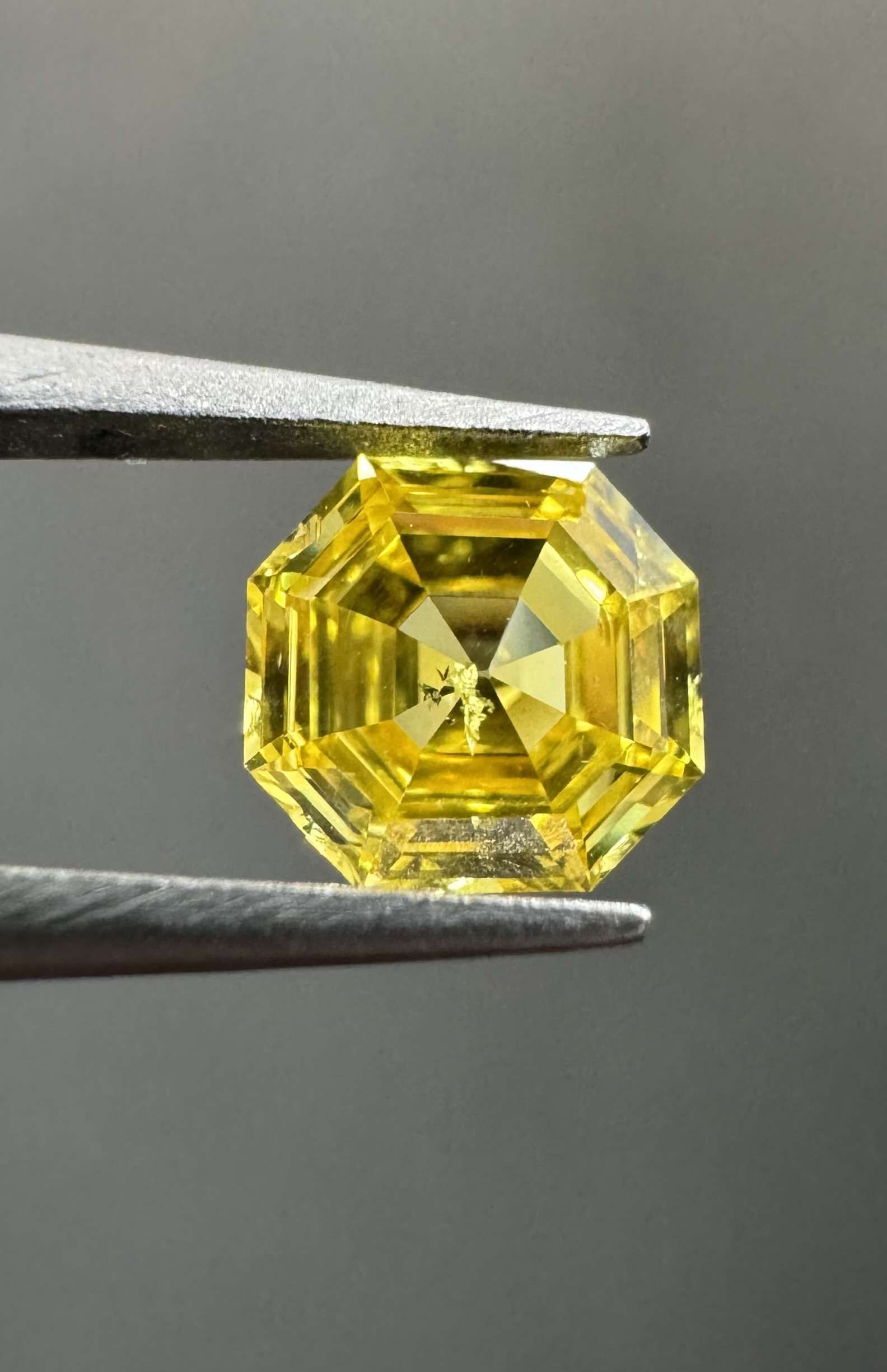 Diament 0.31 ct Fancy Vivid Yellow/I1