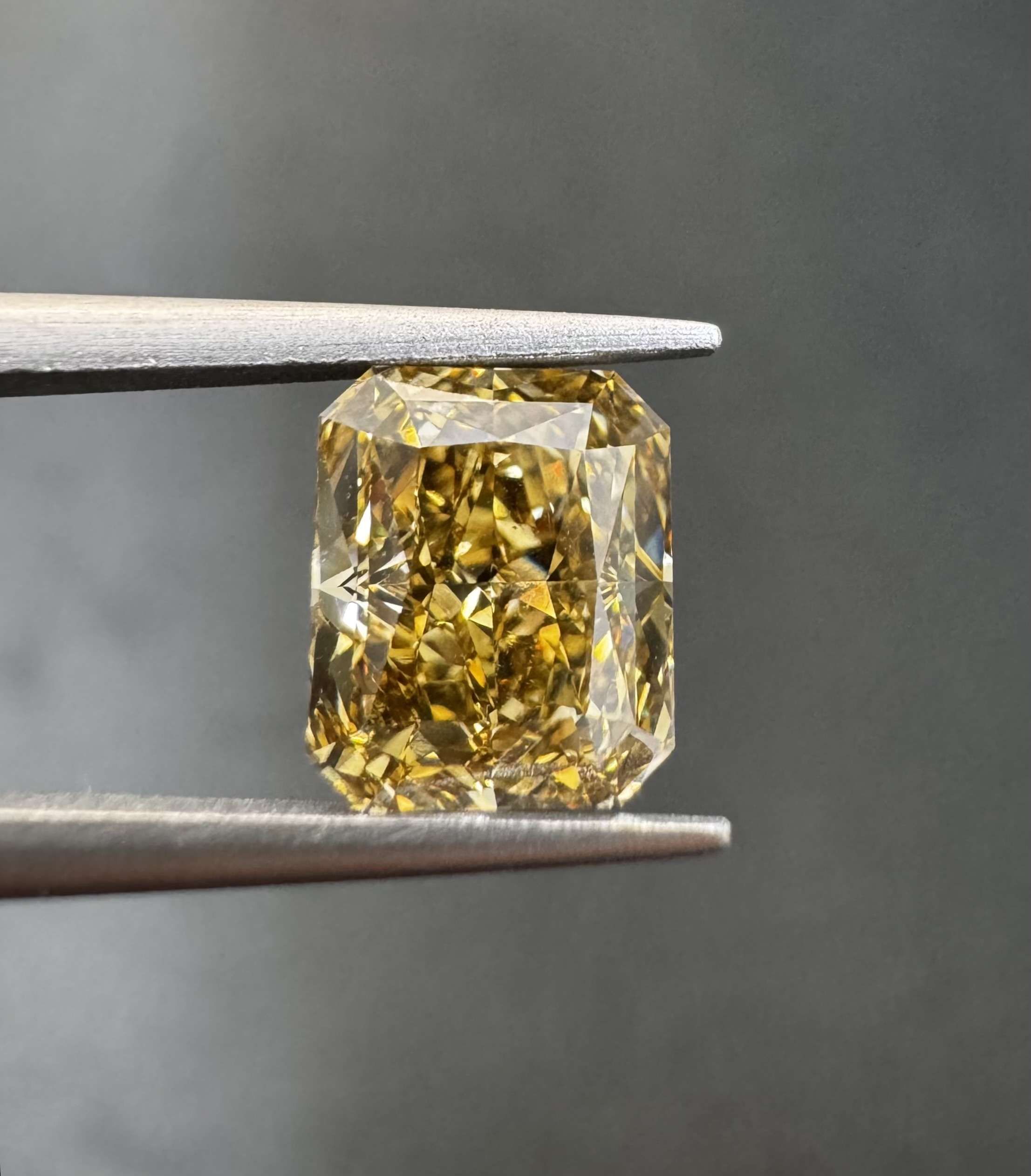 Diament 2.16 ct Fancy Dark Brown Greenish Yellow/VS1