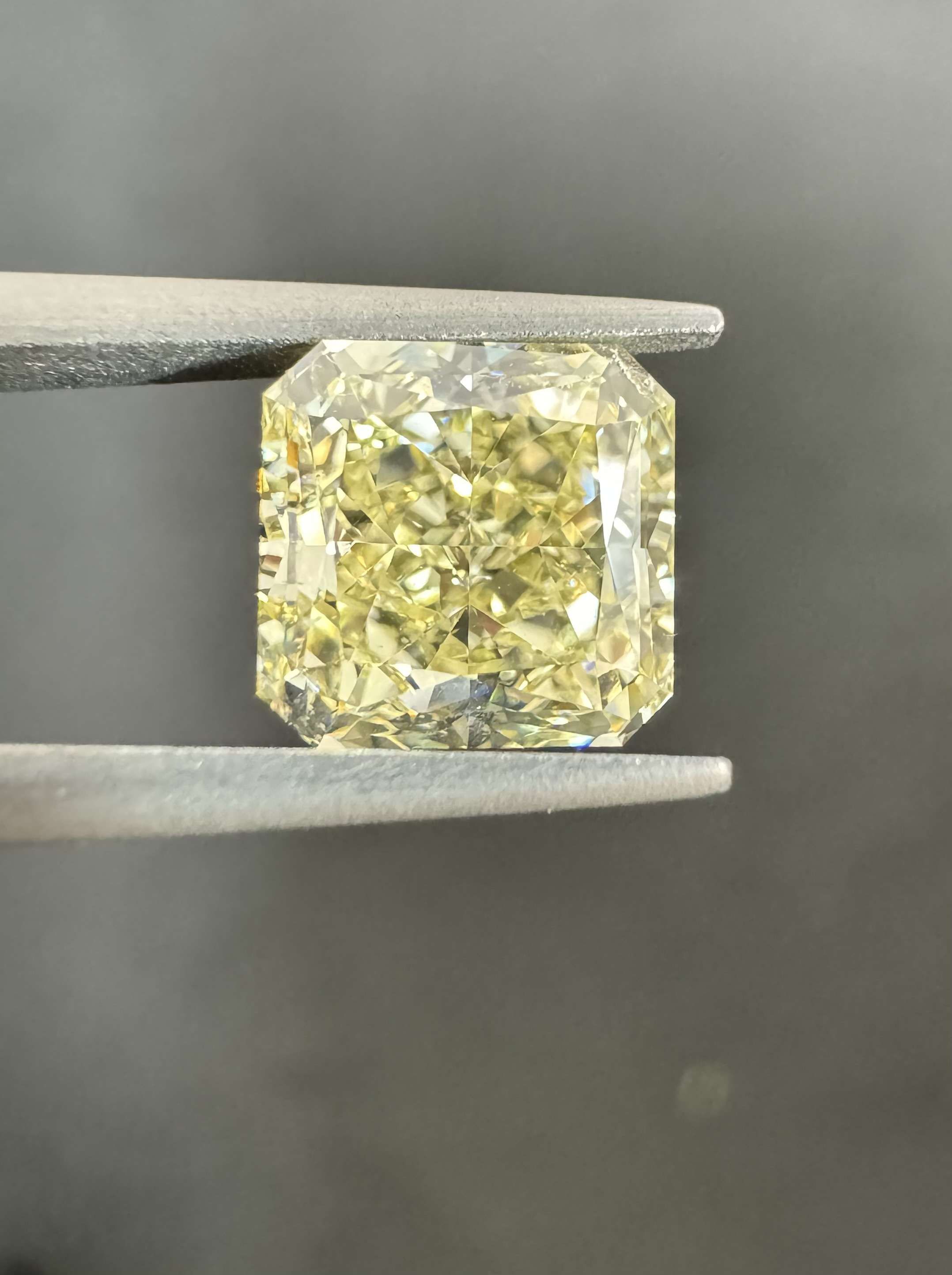 Diament 2.02 ct Fancy Light Yellow/VS1