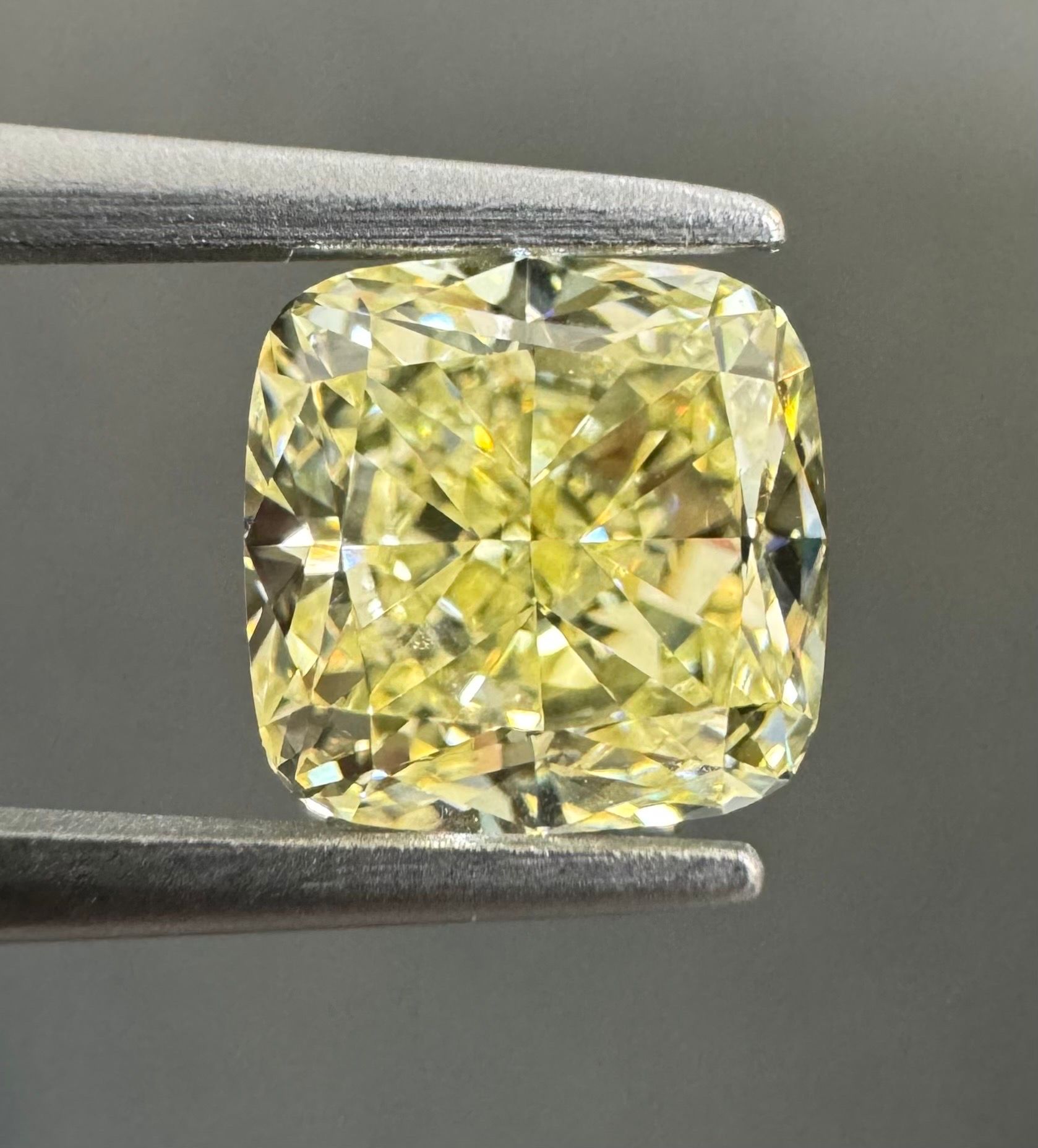 Diament 1.62 ct Fancy Light Yellow/VVS2