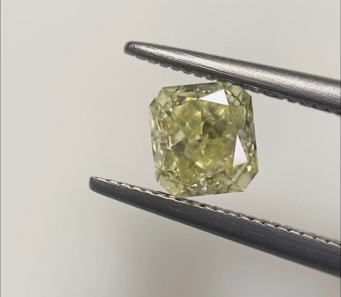 1.02 ct Radiant diamond