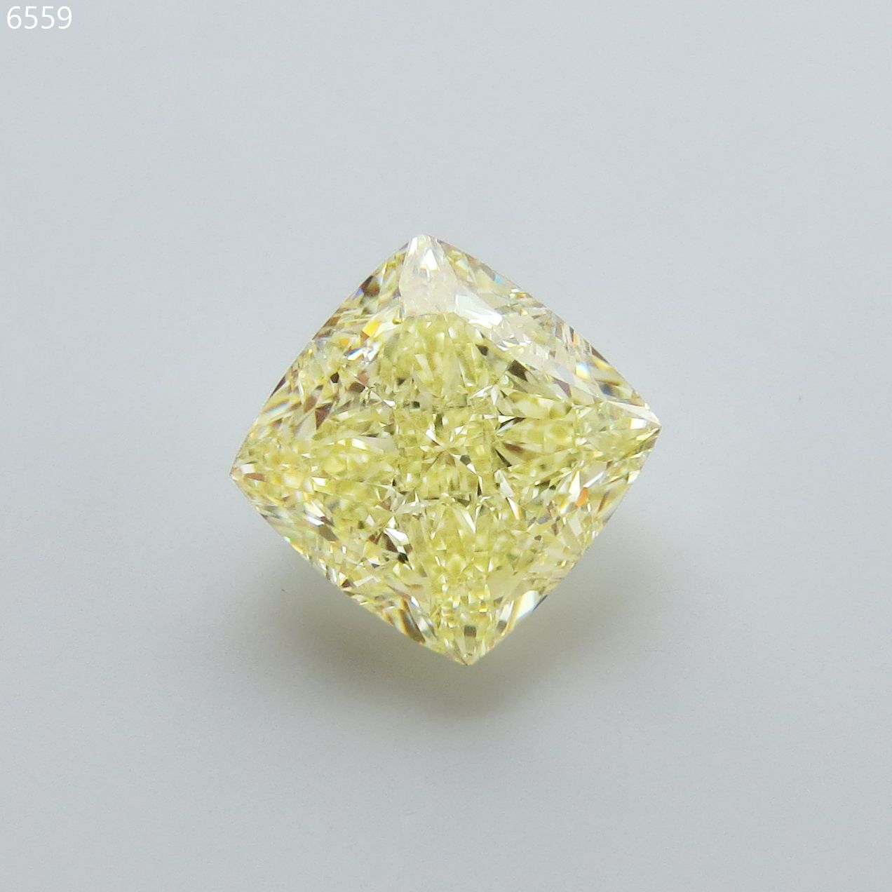 Diament 5.56 ct Fancy Light Yellow/VVS2