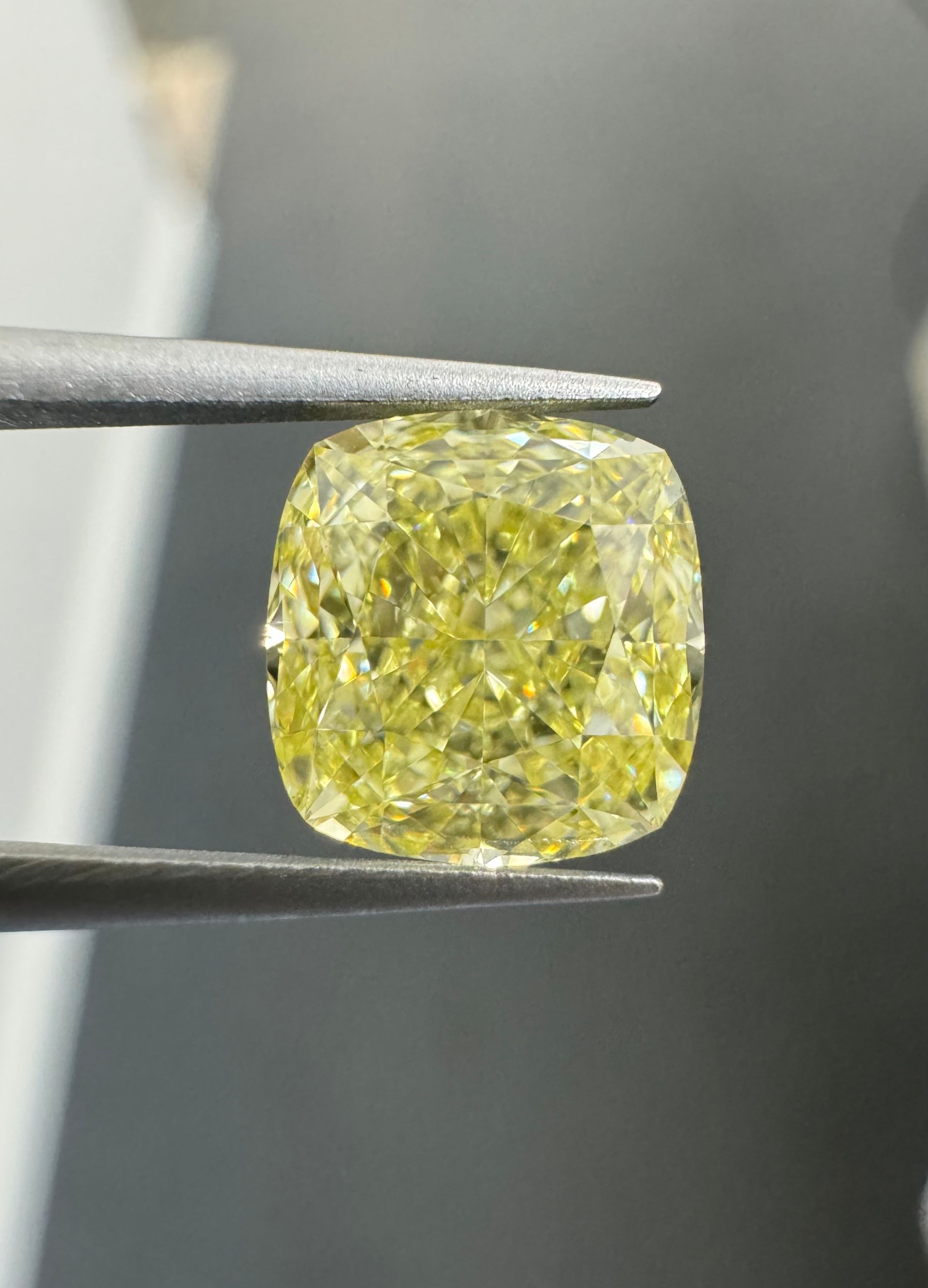 2.30 ct Cushion Brilliant diamond
