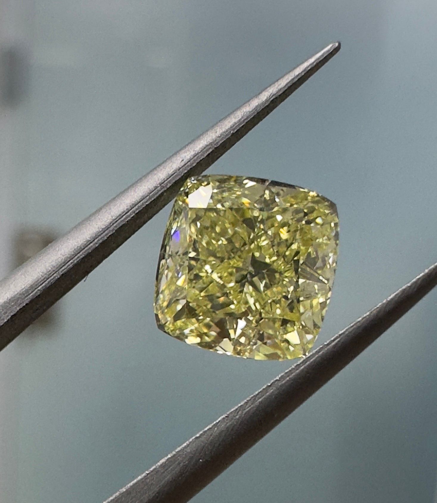 2.10 ct Cushion Brilliant diamond