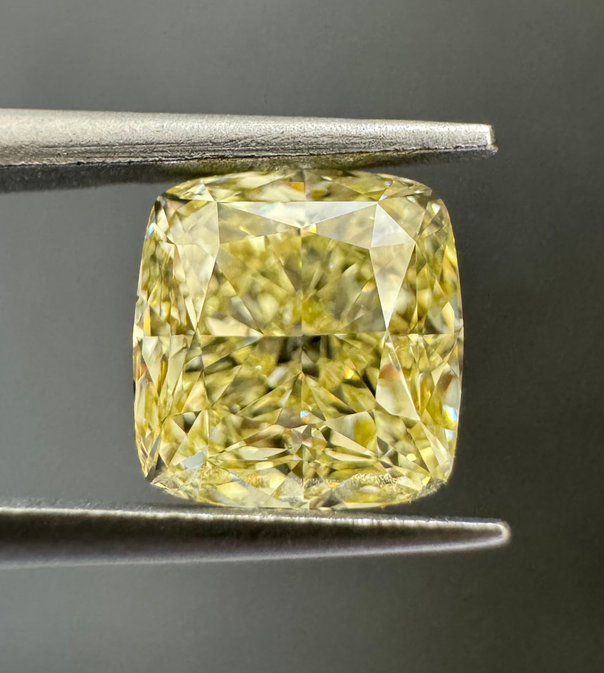 1.74 ct Cushion Brilliant diamond
