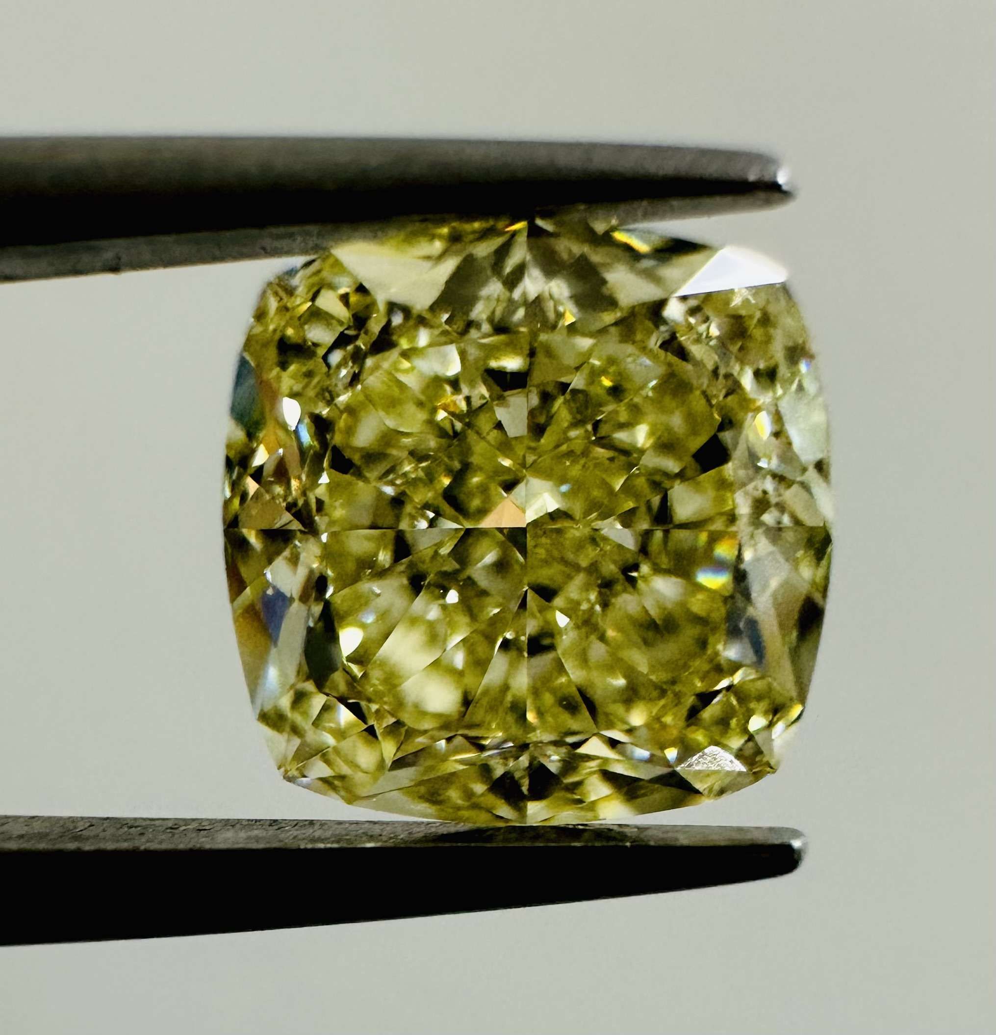 2.40 ct Cushion Brilliant diamond