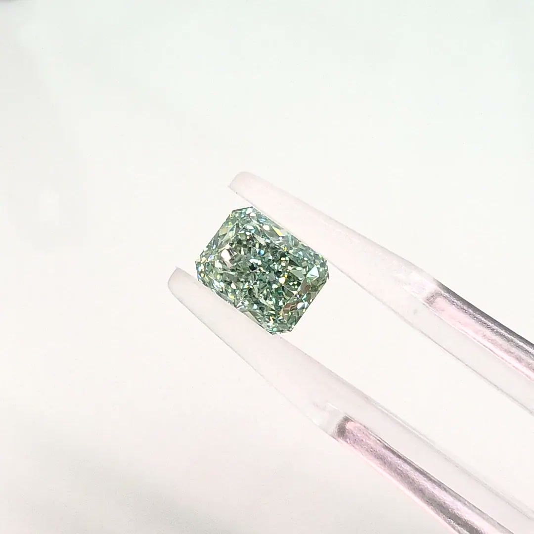 1.04 CT Fancy Vivid Green RADIANT