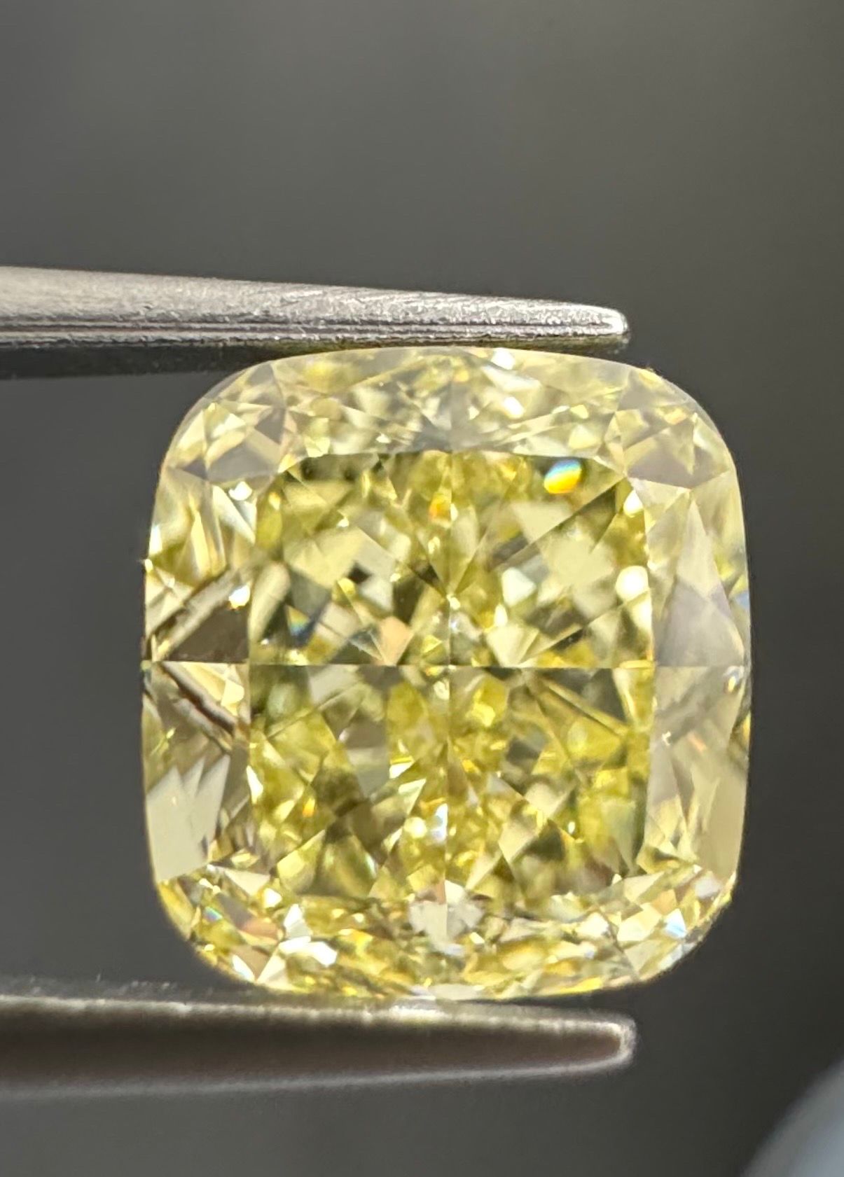 2.13 ct Cushion Brilliant diamond