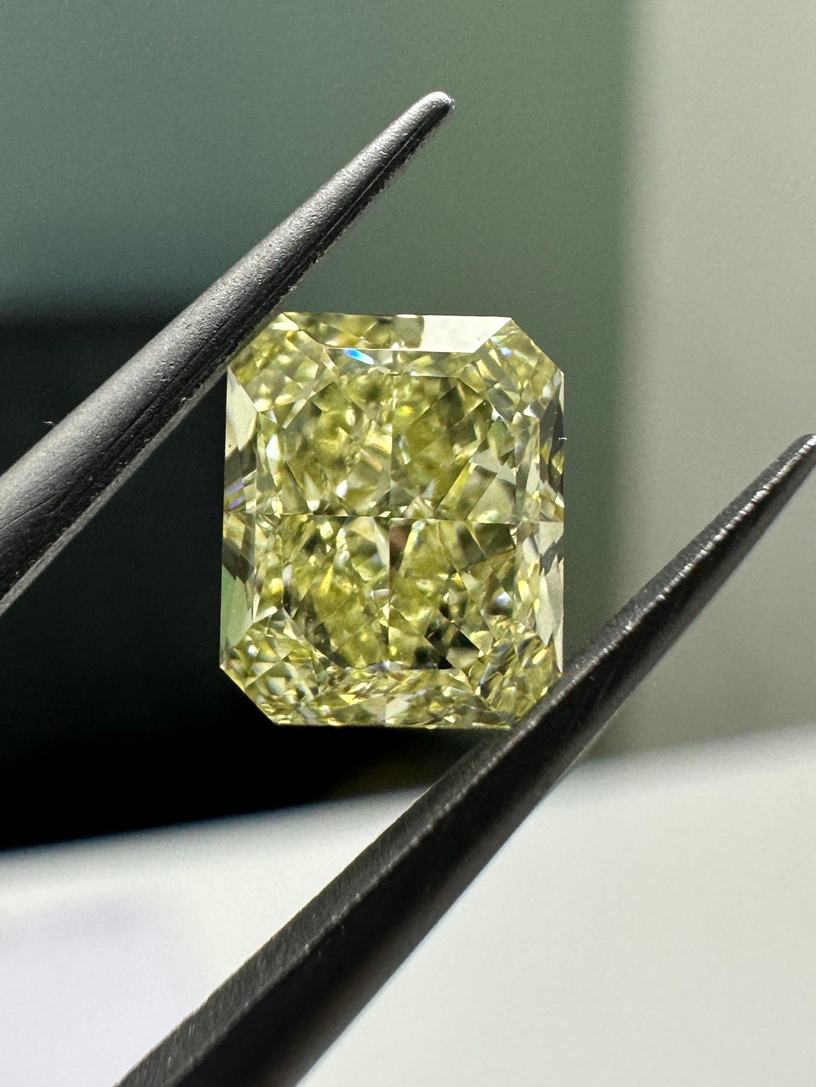 Diament 1.51 ct Fancy Light Yellow/VVS2