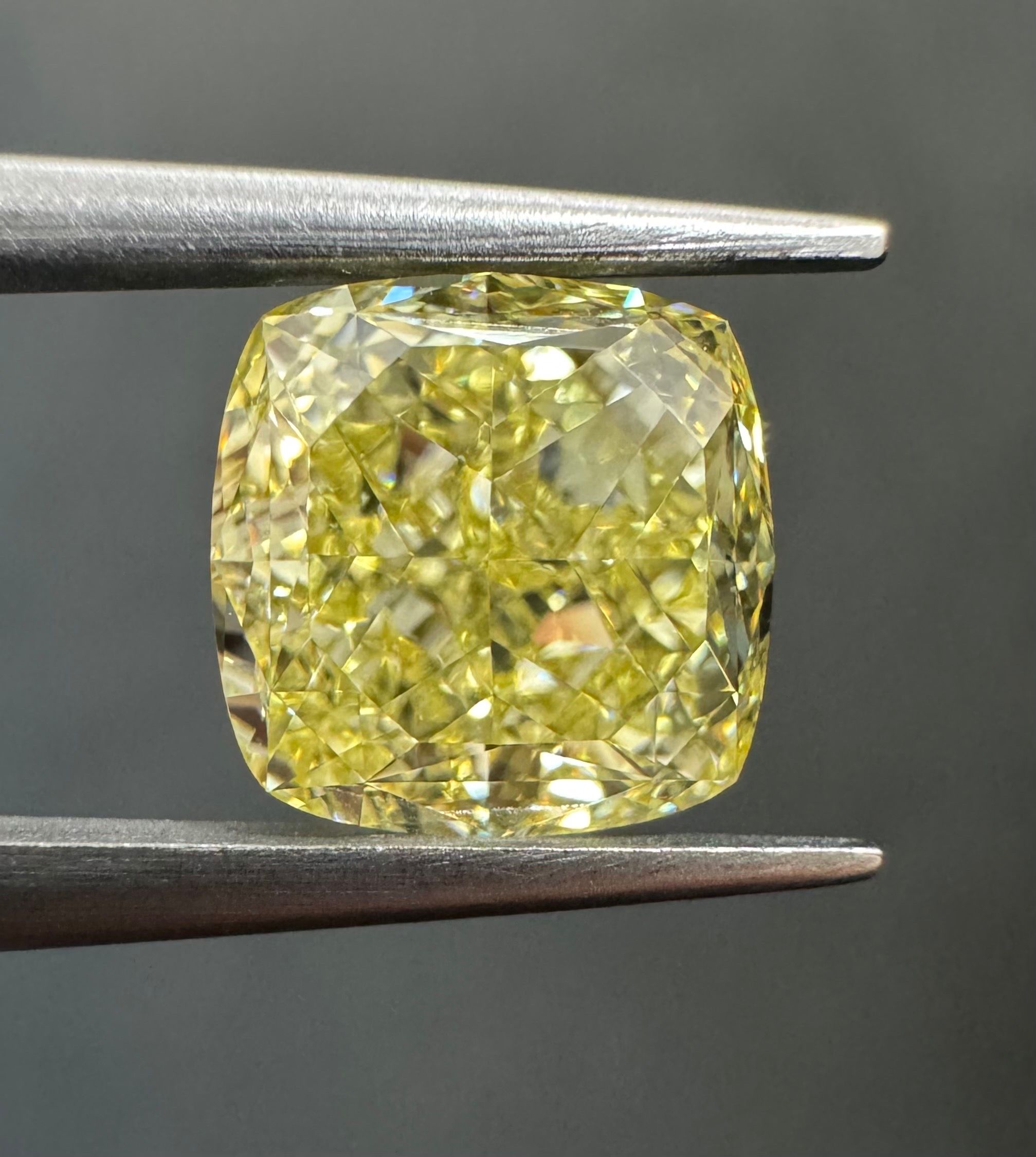 3.15 ct Cushion Brilliant diamond
