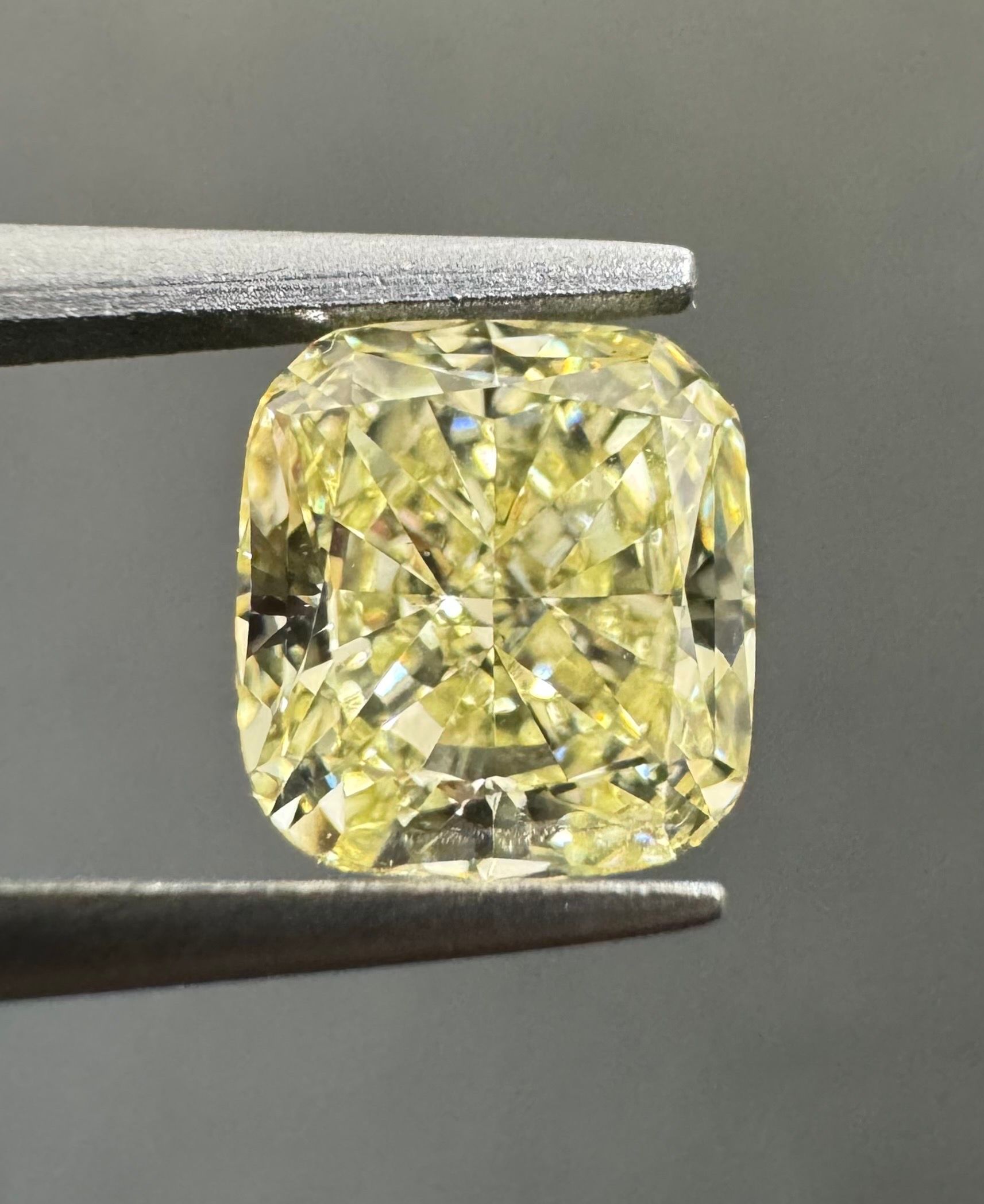 Diament 1.38 ct Fancy Light Yellow/VS2