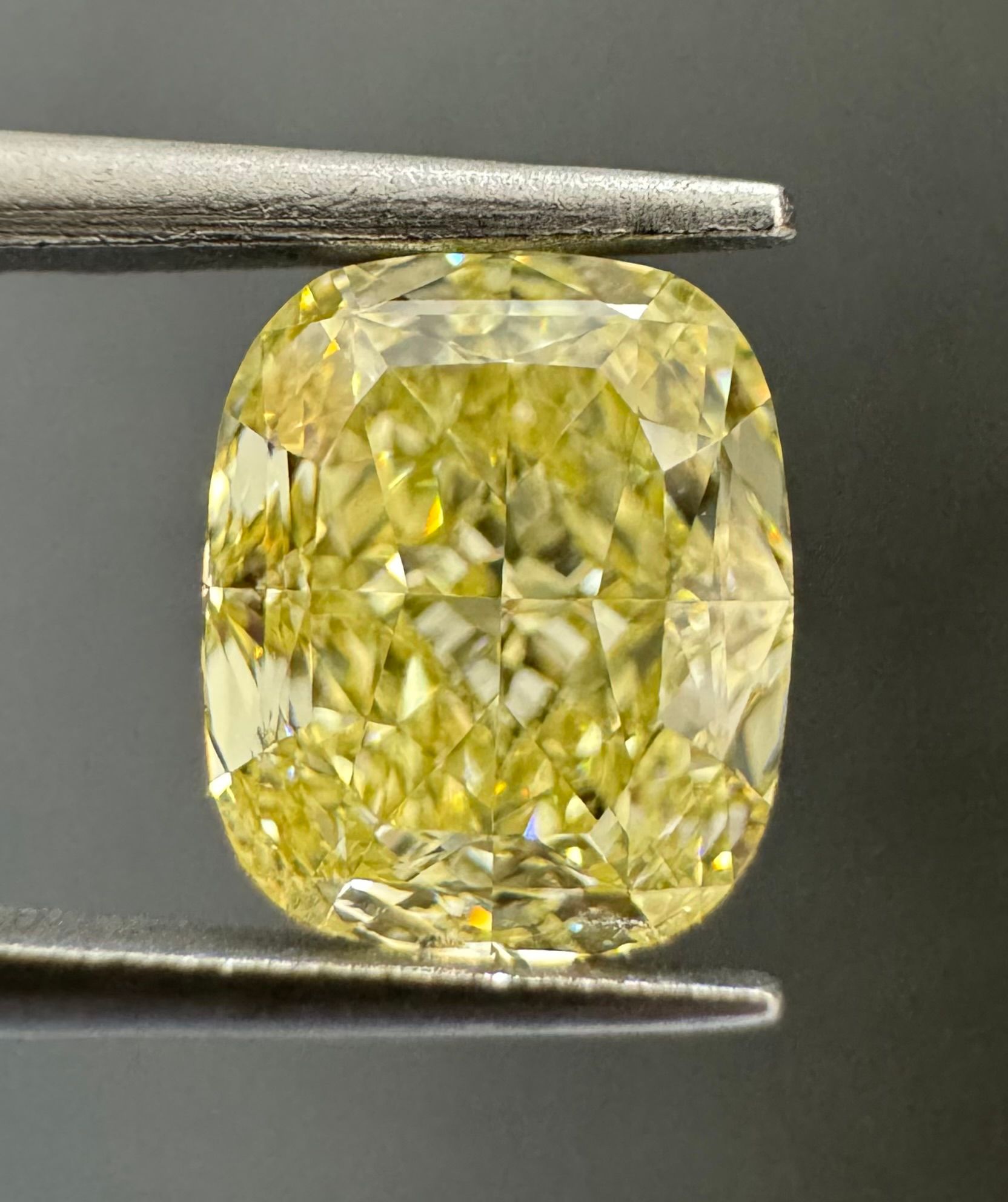 Diament 1.3 ct Fancy Light Yellow/VS1