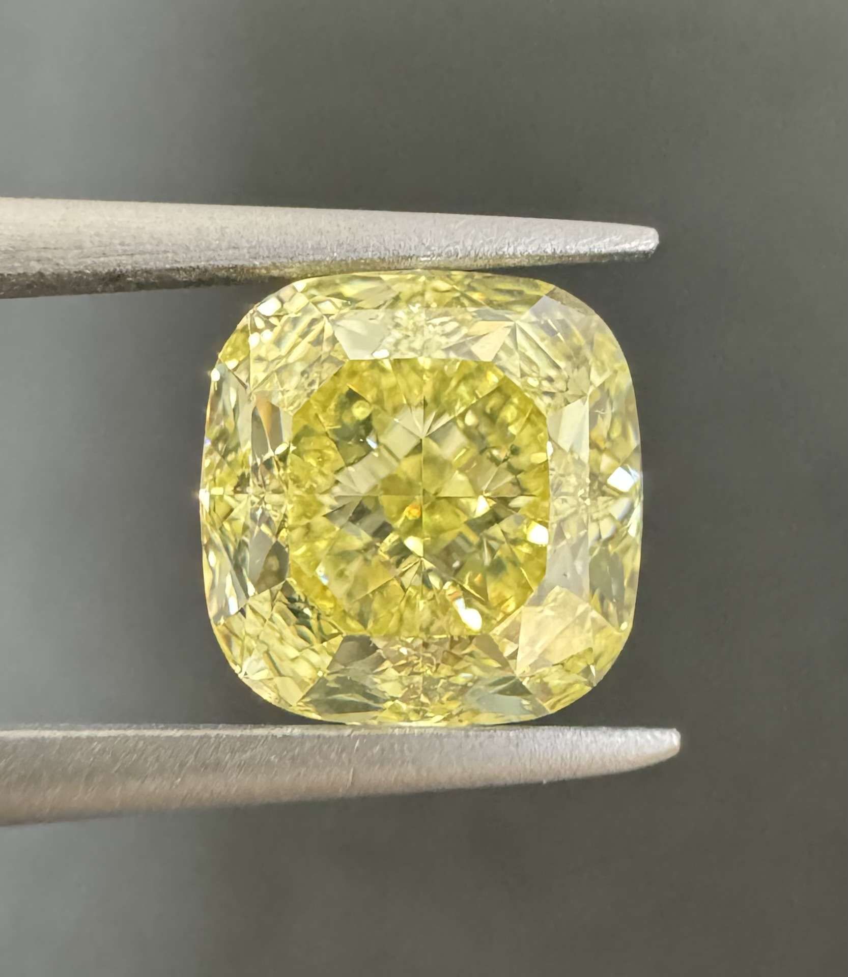 3.30 ct Cushion Brilliant diamond