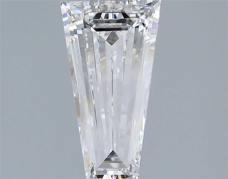 1.1 ct lab-grown Tapered baguette Diamond