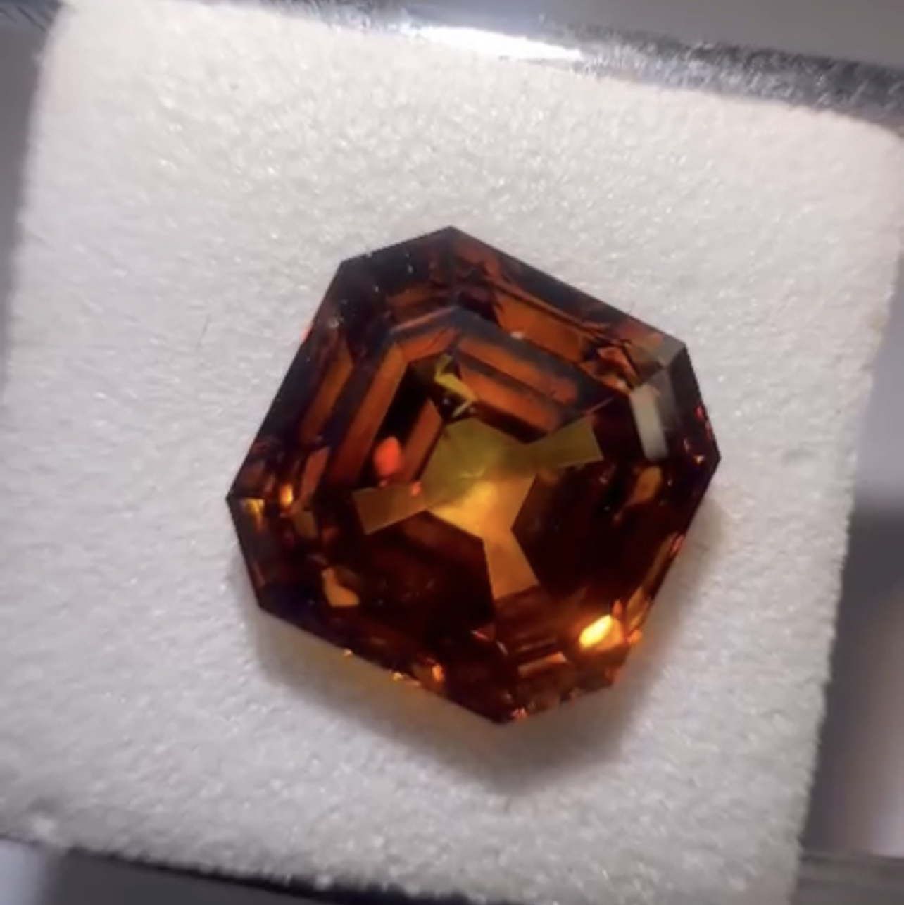Diament 2.01 ct Fancy Deep Brownish Orangey Red/SI2