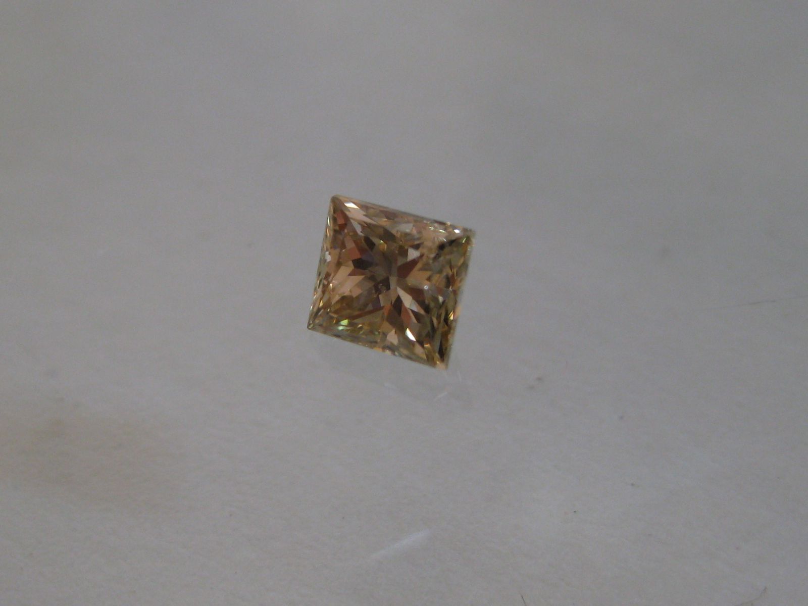 Diament 0.71 ct Fancy Brownish Yellow/